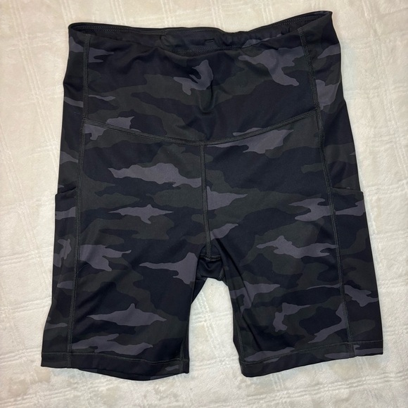 Athleta Pants - Athleta Ultimate Stash Pocket Camo 7” Short Size Small Black Gray Preowned